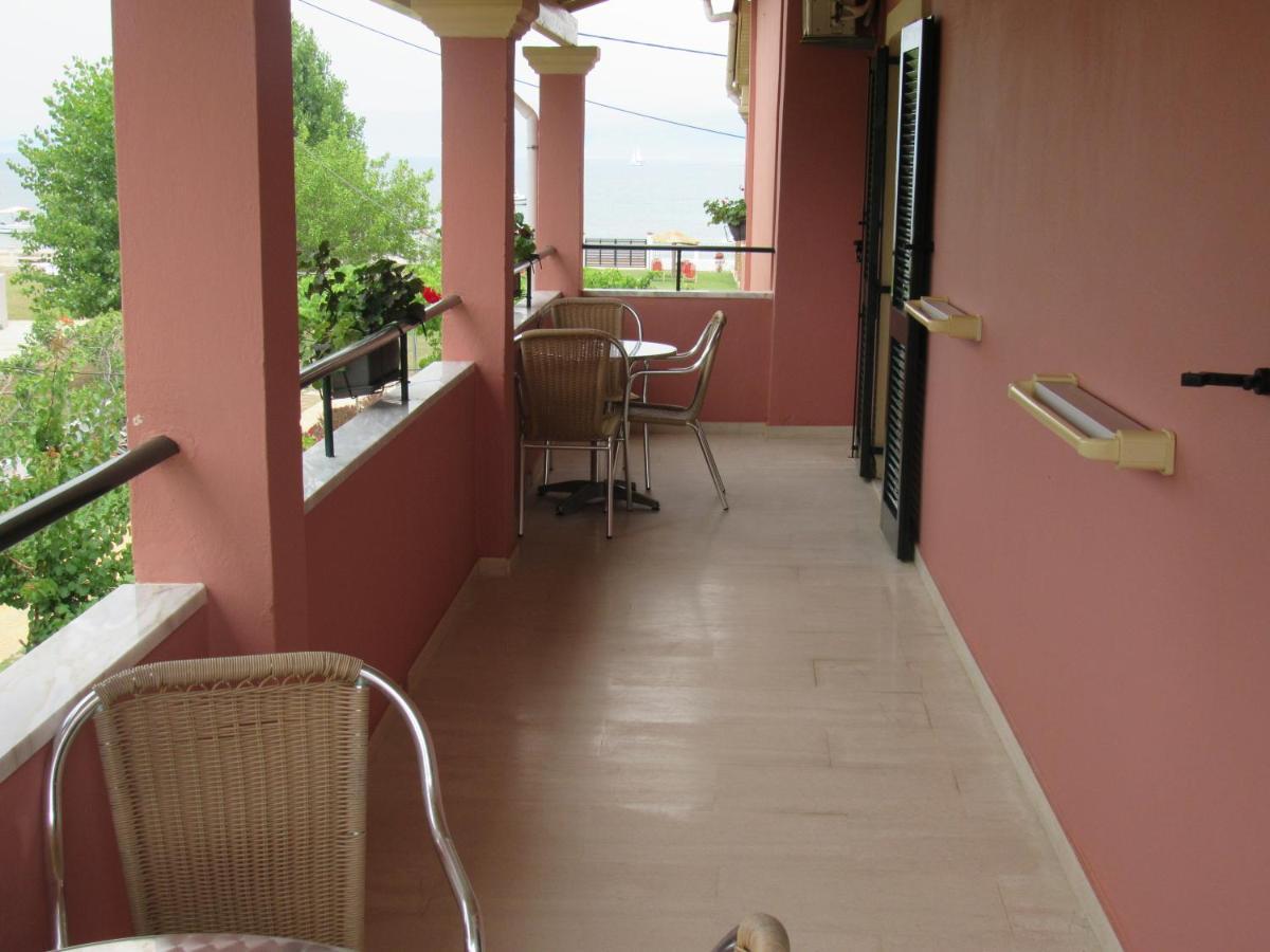 Biscoutsis Apartments & Studios Kavos Bagian luar foto