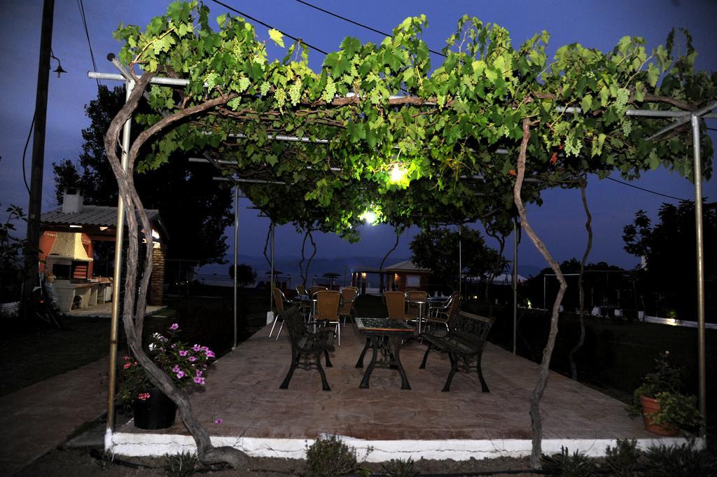 Biscoutsis Apartments & Studios Kavos Bagian luar foto