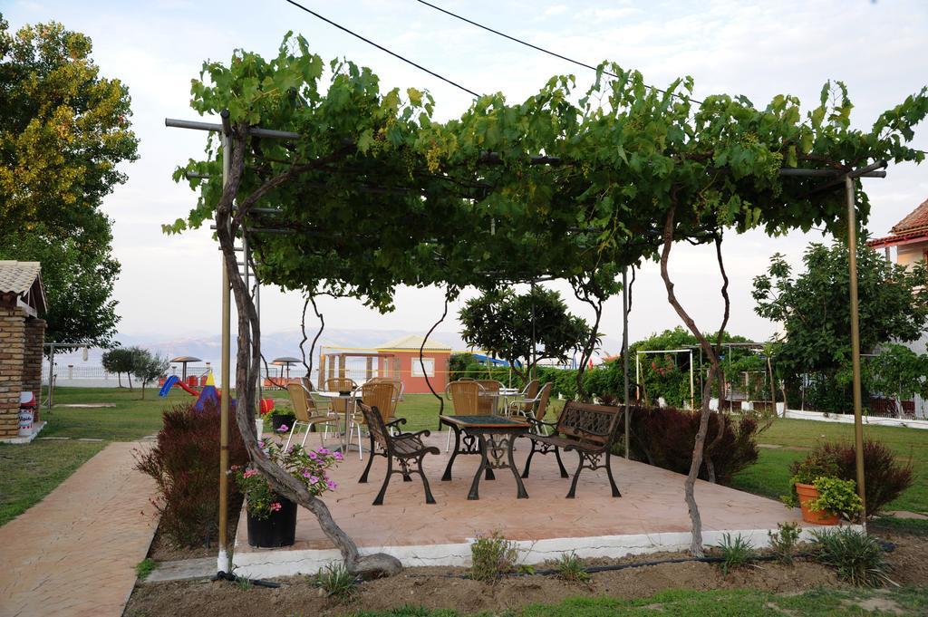 Biscoutsis Apartments & Studios Kavos Bagian luar foto