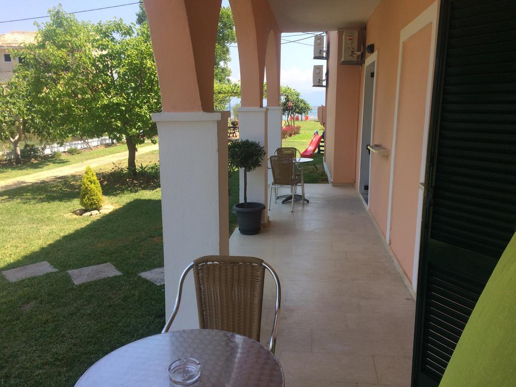 Biscoutsis Apartments & Studios Kavos Bagian luar foto