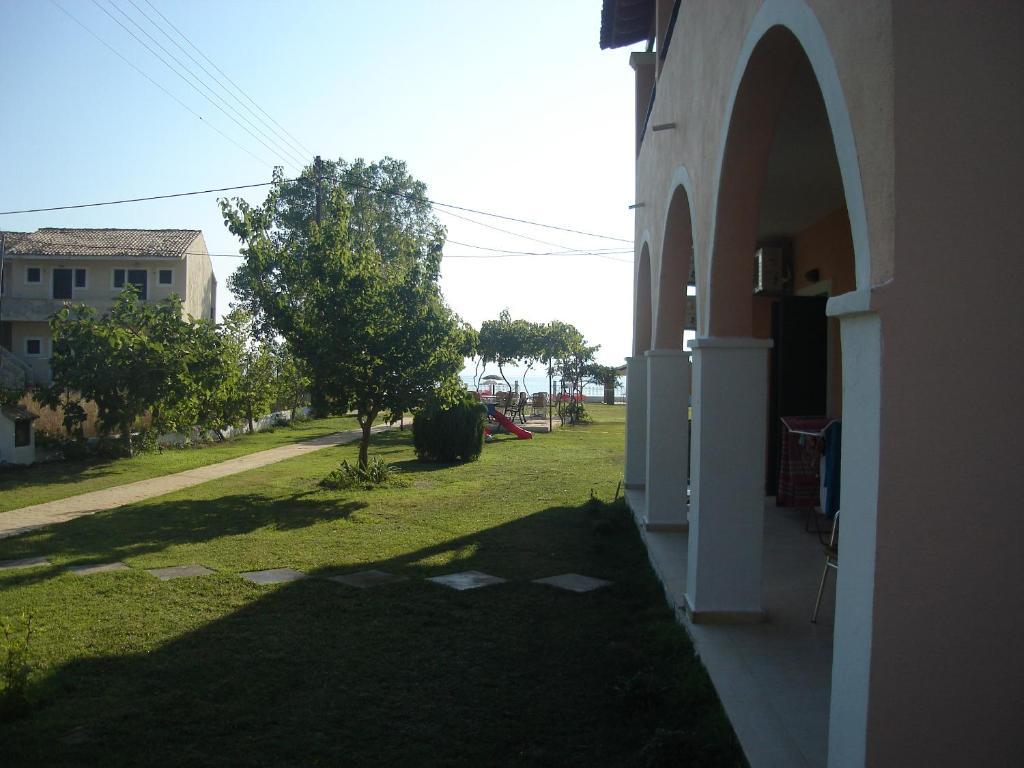 Biscoutsis Apartments & Studios Kavos Bagian luar foto